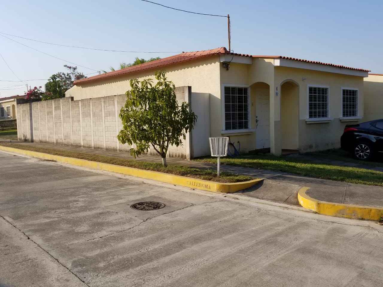 Residencial Pamplona.  Alquilo casa de esquina. 3 habitaciones, 2 baños,  sala comedor, desayunador, área de cocina, patio, tanque con bomba y seguridad privada.